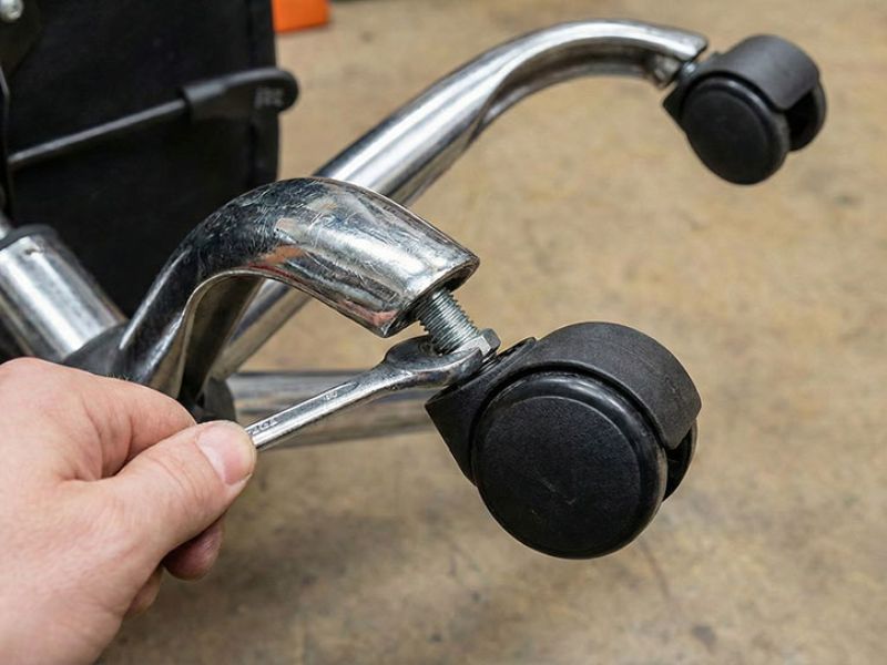 Sửa Bánh Xe Ghế Xoay | Thay Bánh Xe Ghế Văn Phòng 2 Bánh xe ghế bị mòn khi di chuyển sai bề mặt