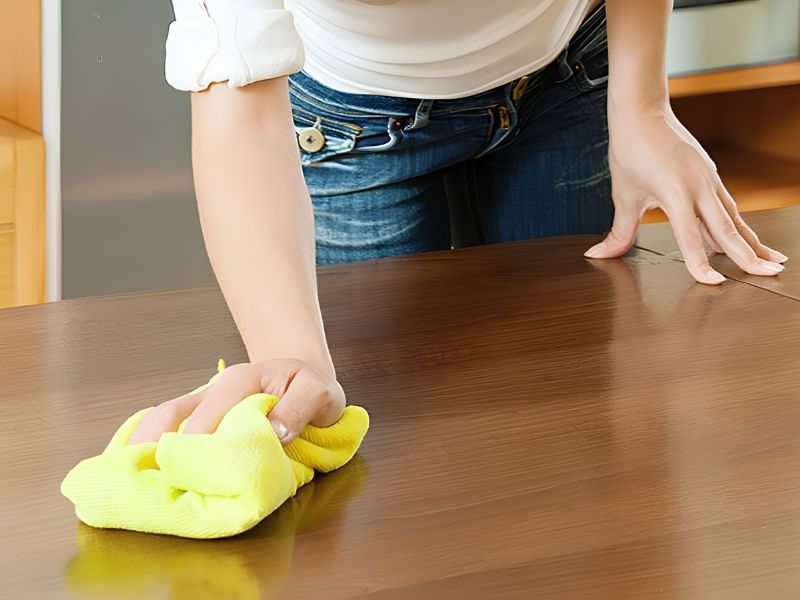 Mẹo vệ sinh bàn làm việc sạch sẽ, gọn gàng chỉ trong vài phút 4 Cách vệ sinh bàn gỗ công nghiệp đúng cách